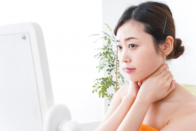 肌の手入れをする女性